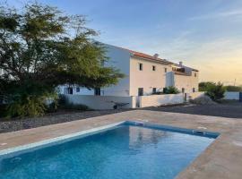 Magnifique villa avec piscine privée à 300m de la plage, ξενοδοχείο στη Vila do Maio