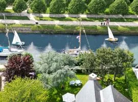 La villa M Vannes, villa les pieds dans l'eau sur le port, avec grand jacuzzi