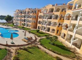 Nile Front Luxor Apt Sleeps 6 with Pool, Hotel in Luxor