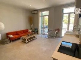 Apt au coeur du village et proche bord de mer