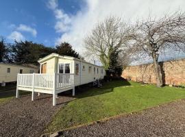 Cabin 6 sleeps 6 Patio Pets Edinburgh Festival, hotel u gradu Danbar