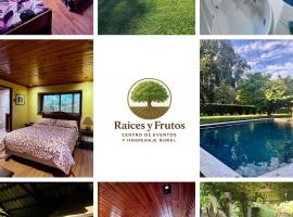 Cómoda casa con quincho y piscina a 30 mins de Stgo, khách sạn ở Paine