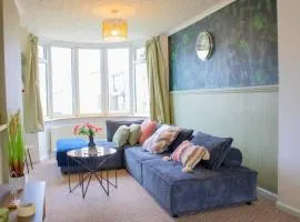 Harvard House, Stylish 3 Bedroom House in Solihull 5 mins to the NEC, BHX ,JLR with free parking