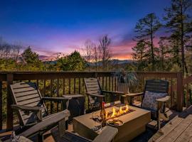 Viesnīca Hot Summer deals! Luxury escape in the smokies! Sauna, Hot tub, MTN Views, BBQ, Fire pit, Double porch pilsētā Getlinburga
