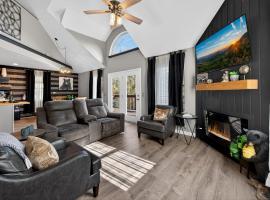 NEW Tranquil luxury escape! Sauna, Hot tub, MTN Views, BBQ, Fire pit, Double porch, hotel u gradu Gatlinburg