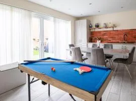 Impressive 4 Bed House Sleeps 8 - Private Parking Fast Wi-Fi Netflix & Foosball, Business Insurance and Leisure Travellers Welcome