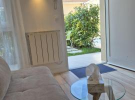 Maison chaleureuse jacuzzi, climatisation et parking payants, khách sạn ở Bagneux