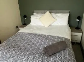 3BR Contractors Stay in Ammanford with Parking and Wi-Fi