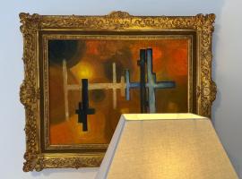 Ruhiges Studio in der Villa Musica mit privatem Sitzplatz & Gemeinschaftspool, hotell i Lenzburg