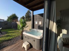 Family house with garden & jacuzzi & sauna near Amsterdam, hotel Vijfhuizen városában