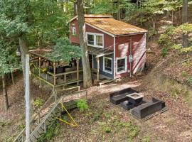 Magical Forest Cabin in Mohican, מלון בPerrysville