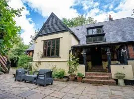 Spacious 5BR House with Garden