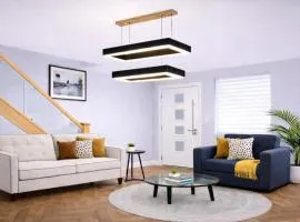 Modern 3BR House with Parking in Quiet Spalding