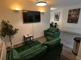 Spacious City Centre 2-Bedroom Apartment by StaySavvy Accommodation