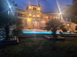 A Caz Beautiful 400 m2 vacation home with pool, готель у місті Pimbo