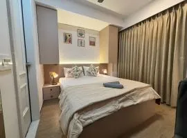 Ivory Stays- Serene luxe Studio Near Airport with Balcony
