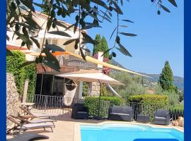 "La Colombe sous les Oliviers" Gîte jusqu'à 4 personnes - 75m2 - Sur Boooking - Rez de jardin Piscine Vue mer et lac, hotel a Spéracèdes