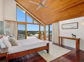 Sundecks Beachside Escape - Luxury at Emerald