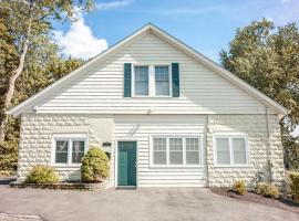 New England Nest - Modern 2BR Home with EV Charger, hotel a Shelton