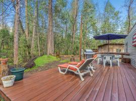 The Little House in the Big Woods- a quiet 2 bedroom, 1 bathroom creek side cottage, Hotel in Oakhurst