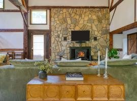 Historic Barn Retreat w Pool Pond Views Longview Pond Lodge by AvantStay, хотел в Clinton Corners