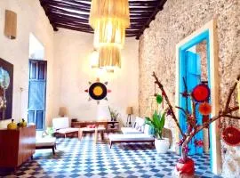 Colonial Oasis with Private Pool,Walk to Main Square