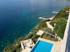 Luxury Seafront Villa Rezevici, hotel a Rijeka Reževići