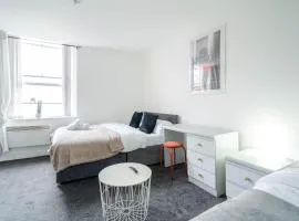 Derby Apartment, Sleeps 6, Free Parking & Close to amenities