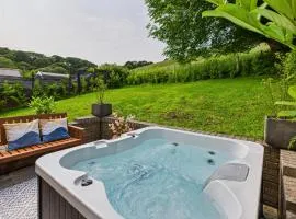 Luxury Beach Stay with Hot Tub