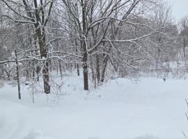 Tranquil Cottage Retreat in Prince Edward County, Hotel in Demorestville