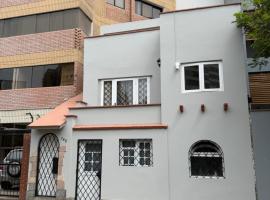 Casita de Miraflores calle Ocharan a 5 minutos de Larcomar, hotel u Limi