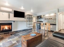 Upscale Condo near Downtown & the Deschutes, ξενοδοχείο σε Bend