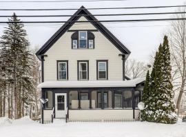 1 Mi to Main Street! Cozy Concord Apartment: Concord şehrinde bir otel