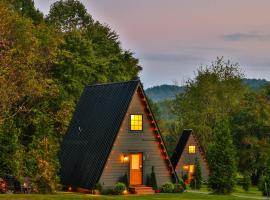 Etlan में, होटल Old Rag Mountain Getaway - WiFi, Smart TV, Fire Pit, Patio, & Full Kitchen