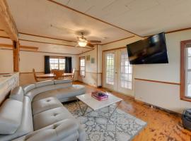 Anglers Paradise Lake Eufaula Escape with Views!, hotel en Coates