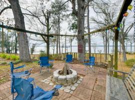 Dock Access On-Site Peaceful Lake Eufaula Retreat, hotel en Coates
