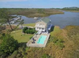 K9999 Sawyers Lodge - Historic Home on the Sound, Pool, Boat Launch, Kayaks!