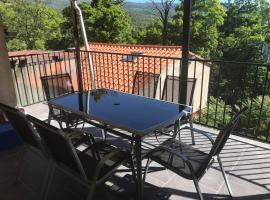 Bel appartement très lumineux โรงแรมในพุราเดส์