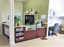 Auberge La Petite École de Forillon, hotell i Cap-aux-Os