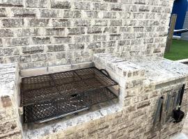 Large Lux Home,Private Pool,Spa,Backyard, 6 Bdrms, Beach,Wharf, OWA 15 Mins Away, hotel sa Foley