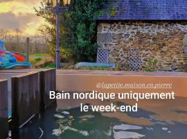 La petite maison en pierre, hotel en Mayenne