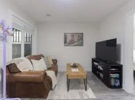 The Cozy Garden Suite - South Surrey Stay