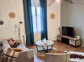 Maison au calme avec jardin, hotell i Montcenis