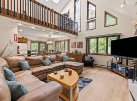 Poconos Lake Retreat - Beach, Boats and Outdoor Fun, hotel a Lake Ariel