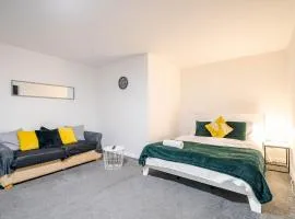 Derby Studio, Sleeps 4, Free Parking & Close to amenities