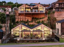 Brand New Lake Front homes Spa Pool, hotel amb banyeres d'hidromassatge a Taupo