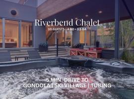 Luxury Riverfront Chalet，冬季公園的飯店