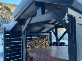 Traditional Cabin - Free parking, Sauna & View