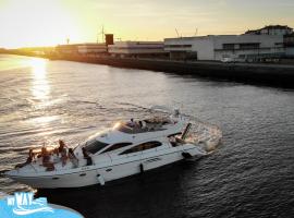 Barco no Cora&ccedil;&atilde;o da Cidade - Iate de 5 estrelas: Viana do Castelo şehrinde bir tekne