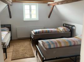 Dreibettzimmer mit Gemeinschaftsbad und Küche Großenbach、ヒューンフェルトのホテル